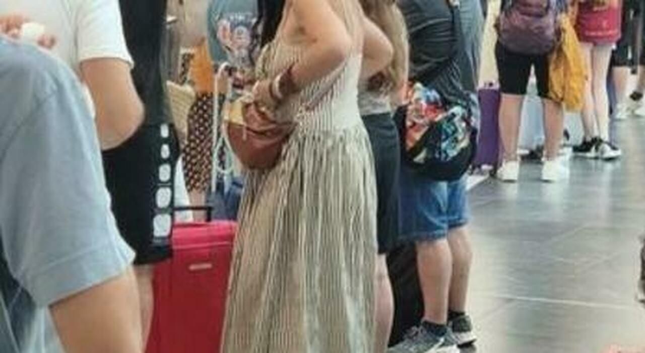 https://statics.cedscdn.it/photos/MED_HIGH/2026/08/09/9699028_09104812_famiglia_fermata_aeroporto_minorca_controlli_spagna_italia.jpg