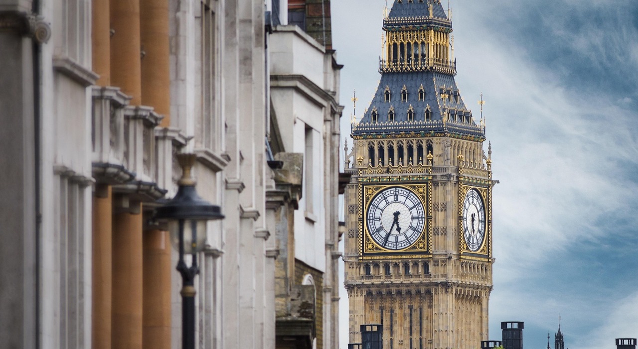 https://statics.cedscdn.it/photos/MED_HIGH/2026/08/09/9699187_09152537_mathewbrowne_big_ben_7116305_1920.jpg