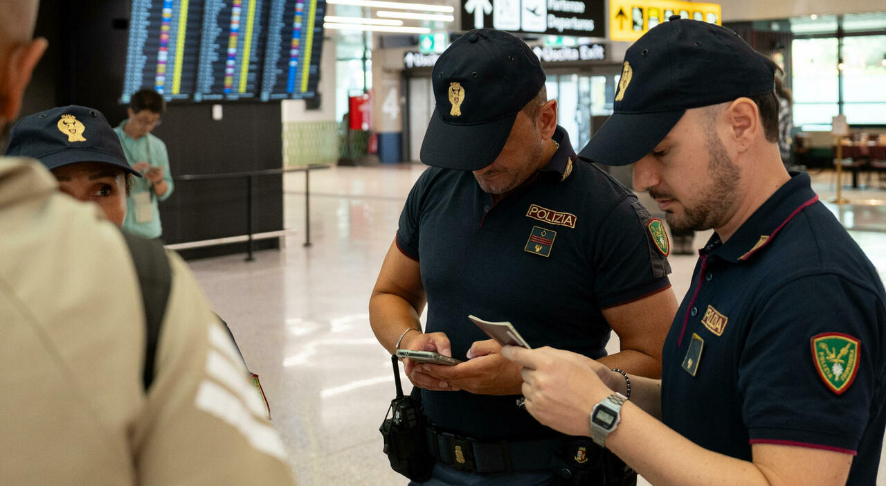 https://statics.cedscdn.it/photos/MED_HIGH/2026/08/09/9699201_09155358_fiumicino_italiani_controlli_spagna.jpg