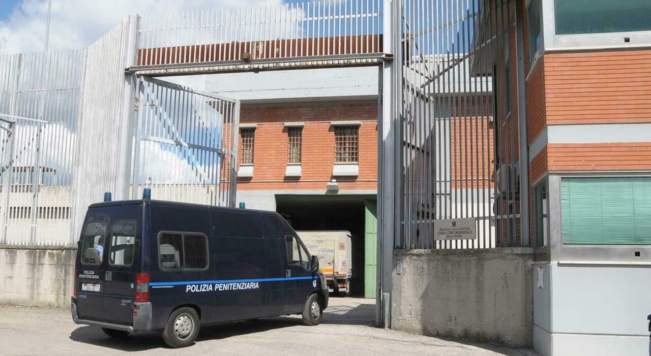 choc nel carcere di marino del tronto detenuto italiano si scatena 5 agenti malmenati due i feriti appello del sindacato di polizia osapp da Corriereadriatico.it choc nel carcere di marino del tronto detenuto italiano si scatena 5 agenti malmenati due i feriti appello del sindacato di polizia osapp