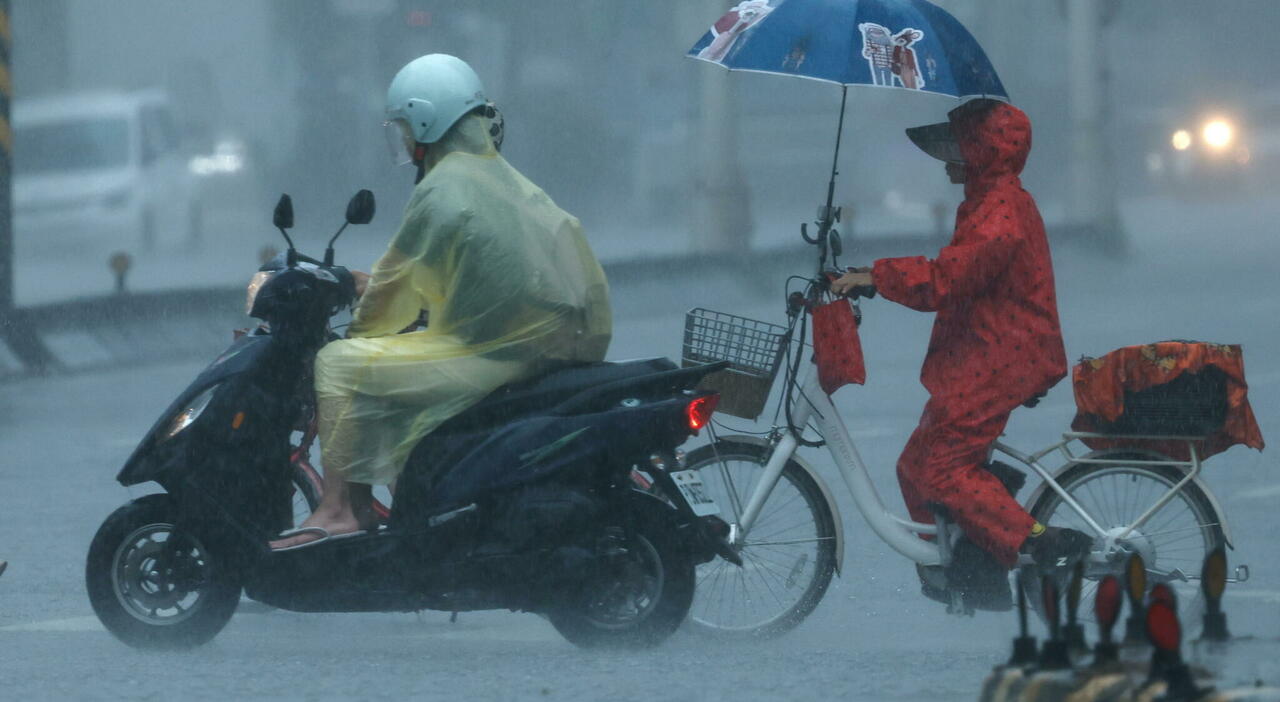 https://statics.cedscdn.it/photos/MED_HIGH/2026/08/10/9700337_10080129_ciclone_dolphin_evacuati_cina_cosa_sta_succedendo.jpg