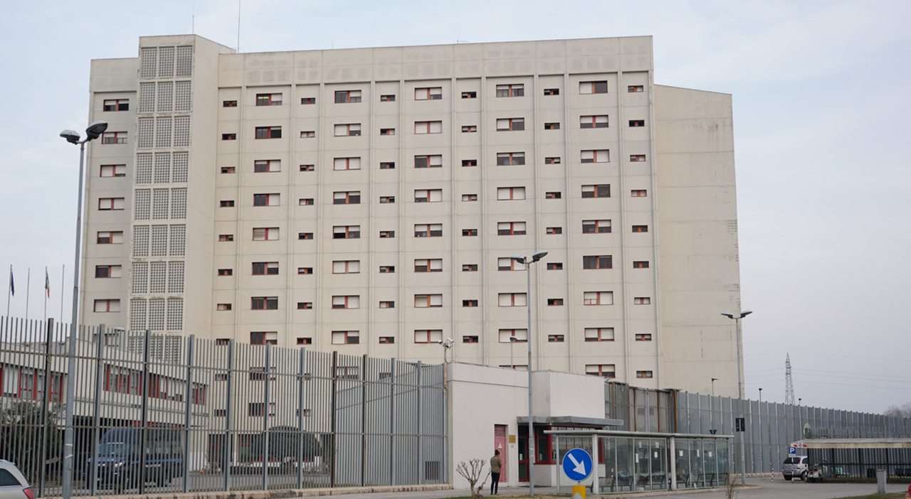 Detenuto contesta sovraffollamento in carcere, Corte Costituzionale valuta legittimità sanzioni