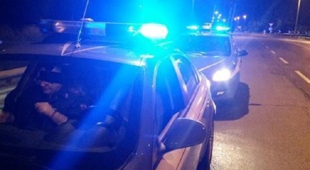 https://statics.cedscdn.it/photos/MED_HIGH/2026/08/11/9702080_11071622_polizia_notte.jpg