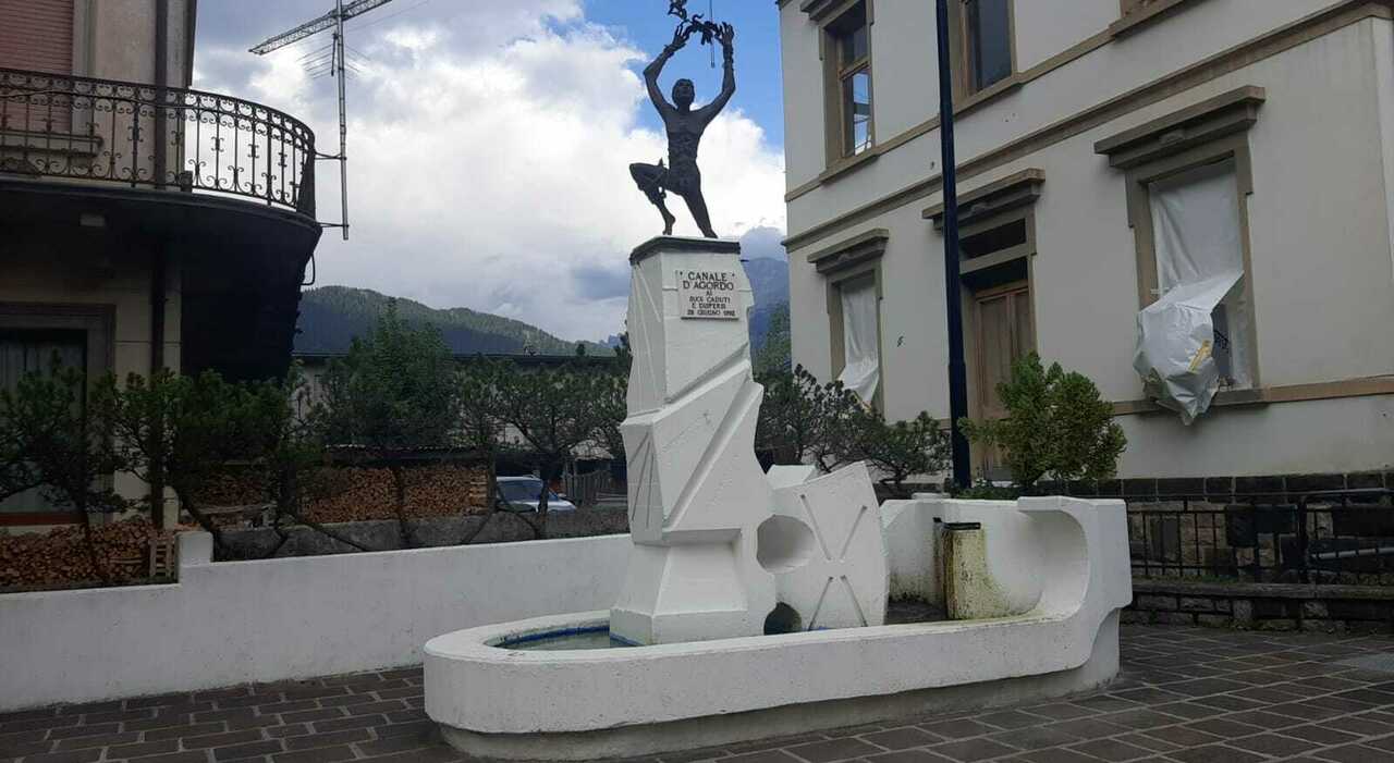 Fontana dei Caduti a Canale usata come lavatoio, residenti indignati