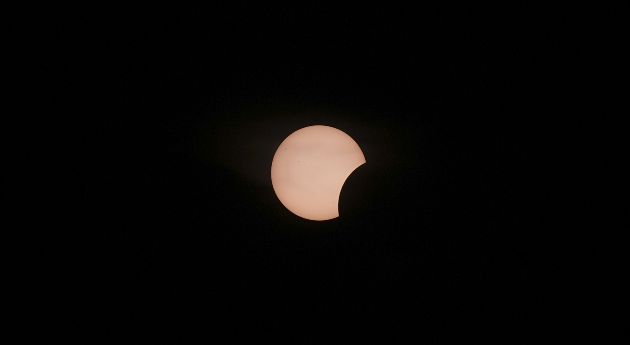 https://statics.cedscdn.it/photos/MED_HIGH/2026/08/12/9704618_12210930_eclissi_solare_offuscata_effetto_wow_veneto_oggi.jpg