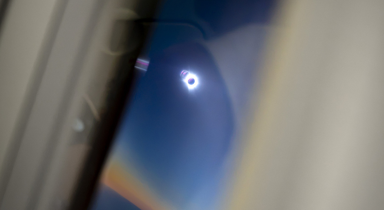 https://statics.cedscdn.it/photos/MED_HIGH/2026/08/13/9705922_13121354_vueling_eclissi_solare_3_.jpg