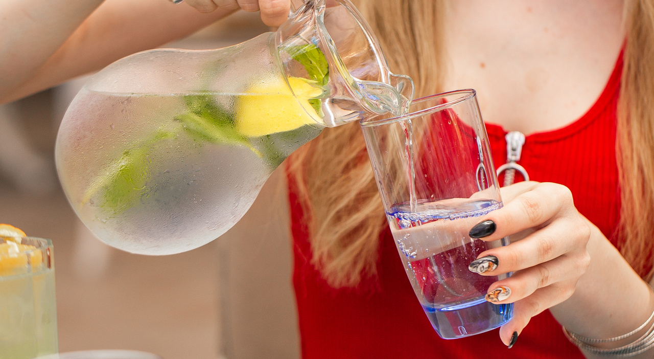 https://statics.cedscdn.it/photos/MED_HIGH/2026/08/13/9705995_13131927_woman_adding_lemonade_from_jar_into_glass.jpg