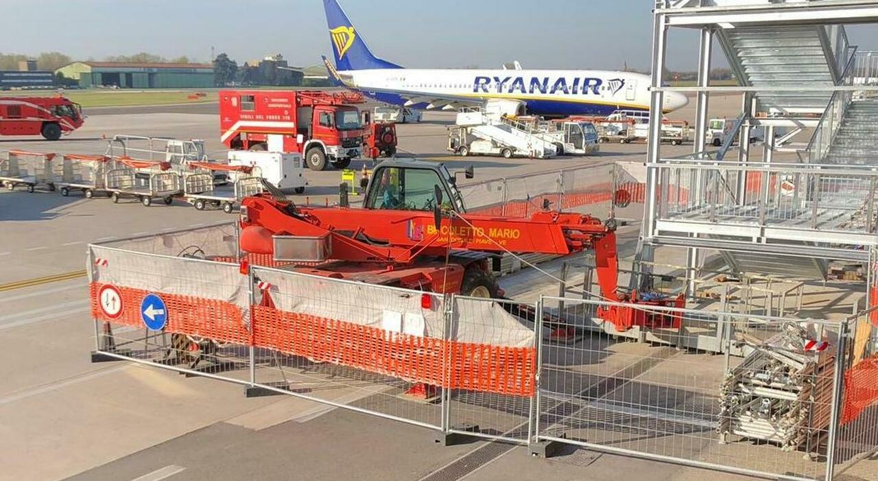 paura sul volo ryanair in fase di atterraggio fumo dal powerbank di un passeggero scatta l allarme a bordo intervengono i vigili del fuoco da Ilgazzettino.it paura sul volo ryanair in fase di atterraggio fumo dal powerbank di un passeggero scatta l allarme a bordo intervengono i vigili del fuoco