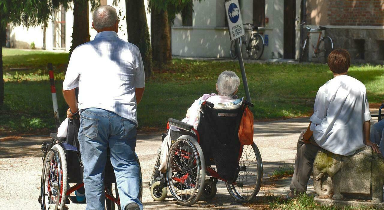 Operatori di casa di riposo sospesi per maltrattamenti, difesa nega accuse e sottolinea assistenza quotidiana