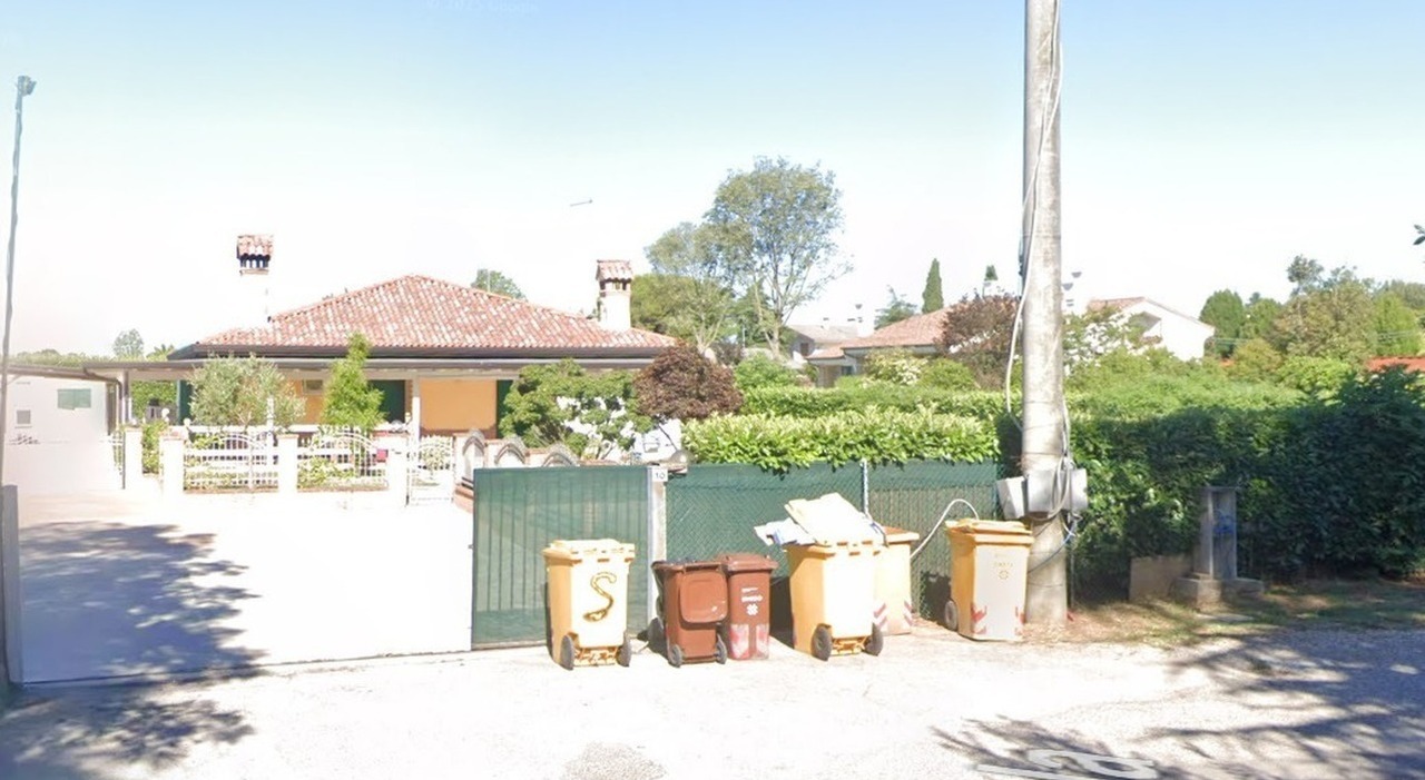 https://statics.cedscdn.it/photos/MED_HIGH/2026/08/13/9706290_13184800_famiglia_rom_piscina_senza_pagare_conto_comune.jpg