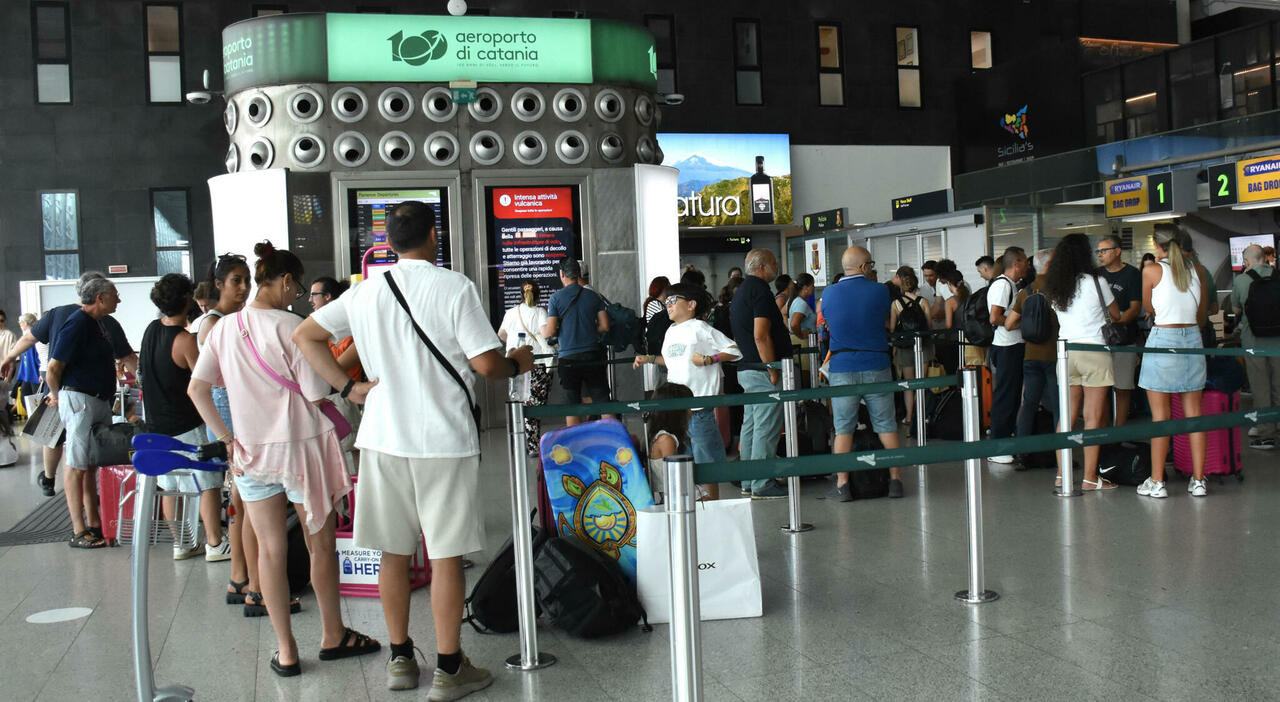 https://statics.cedscdn.it/photos/MED_HIGH/2026/08/14/9707475_14071021_etna_catania_aeroporto_caos_passeggeri_video.jpg