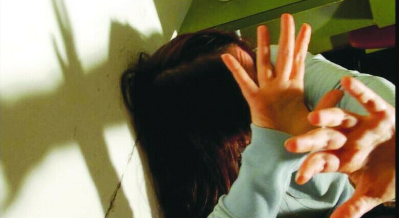 https://statics.cedscdn.it/photos/MED_HIGH/2026/08/14/9707569_14092505_sequestra_compagna_figlio_mazza_chiodata_arrestato_napoli_oggi.jpg