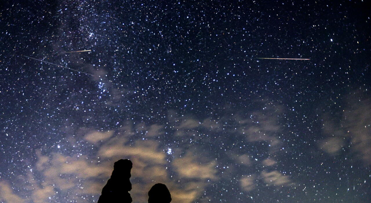 https://statics.cedscdn.it/photos/MED_HIGH/2026/08/14/9708039_14195301_perseidi_spettacolo_cielo_cina_pioggia_meteore_illumina_notte_oggi.jpg