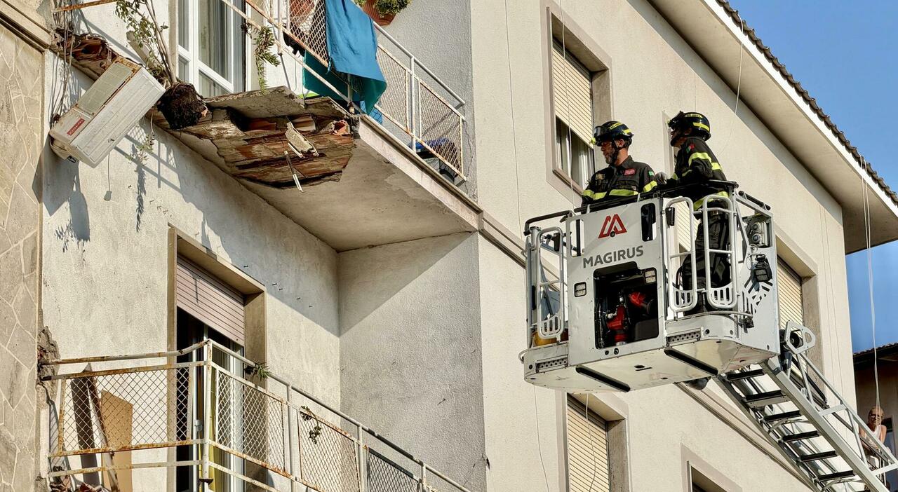 https://statics.cedscdn.it/photos/MED_HIGH/2026/08/15/9709225_15084622_roberta_celli_morta_balcone_crollato_livorno.jpg