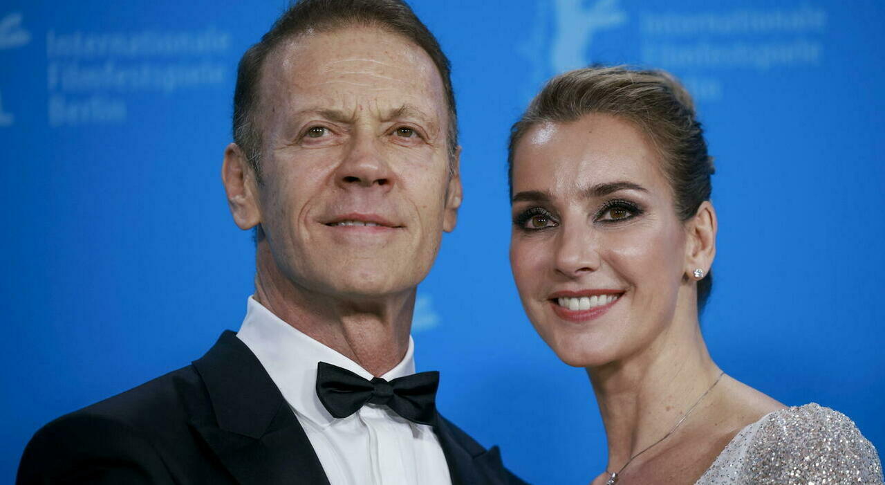 https://statics.cedscdn.it/photos/MED_HIGH/2026/08/15/9709302_15105552_rocco_siffredi_moglie_.jpg