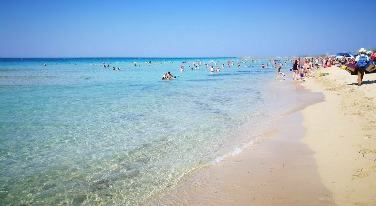 salento malore in mare per un turista salvato dai bagnini da Quotidianodipuglia.it salento malore in mare per un turista salvato dai bagnini