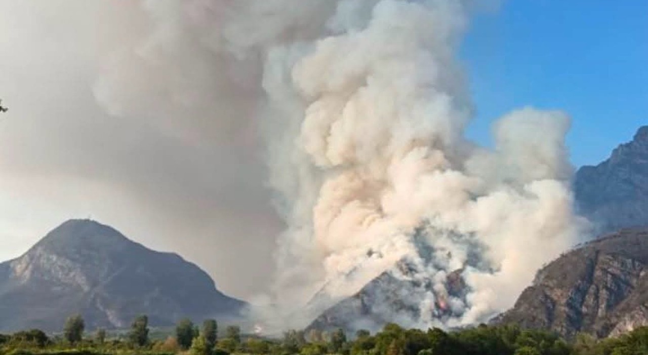 incendi in carnia le fiamme dilagano abitazioni evacuate e riunione d emergenza da Ilgazzettino.it incendi in carnia le fiamme dilagano abitazioni evacuate e riunione d emergenza
