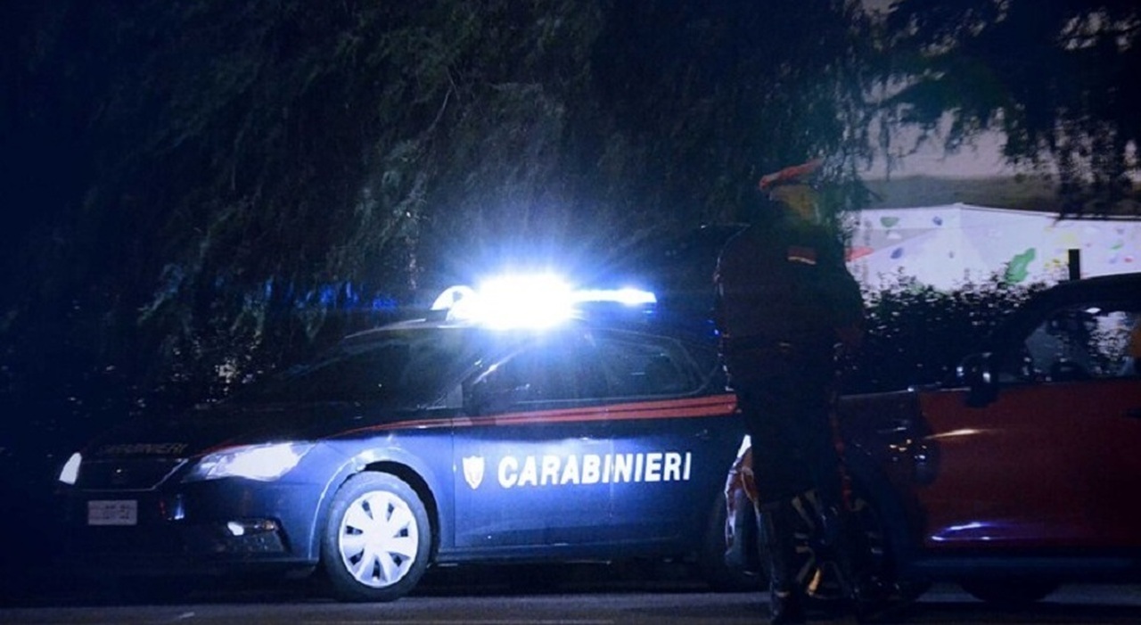 https://statics.cedscdn.it/photos/MED_HIGH/2026/08/16/9709636_16091631_carabinieri_notte.jpg
