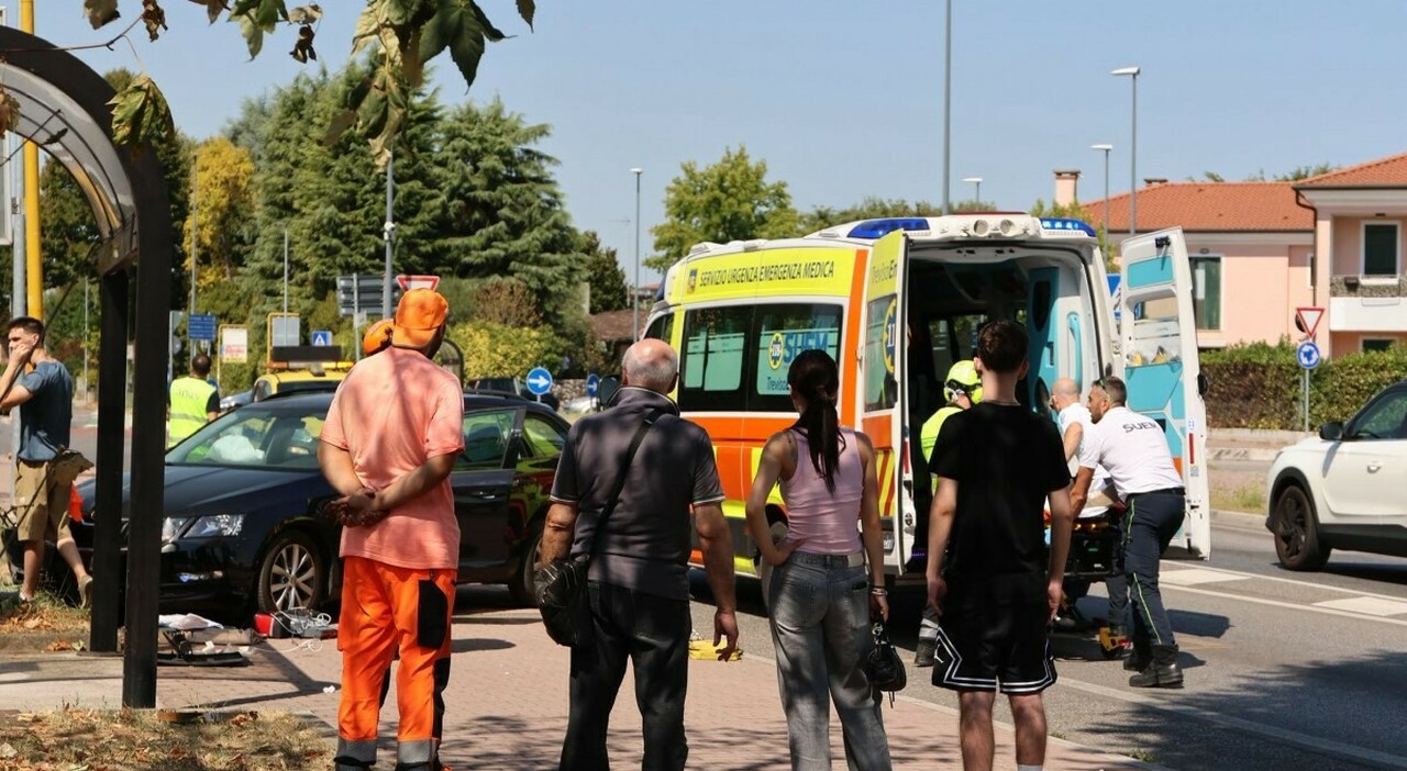 malore al volante sbanda e si schianta sulla pensilina del bus salvato da due automobilisti in videochiamata con il suem da Ilgazzettino.it malore al volante sbanda e si schianta sulla pensilina del bus salvato da due automobilisti in videochiamata con il suem