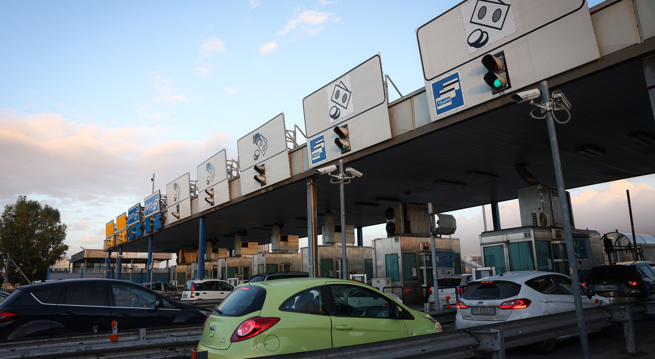 percorre il cavalcavia dell autostrada a3 a torre annunziata a piedi salvata dalla polizia da Ilmattino.it percorre il cavalcavia dell autostrada a3 a torre annunziata a piedi salvata dalla polizia