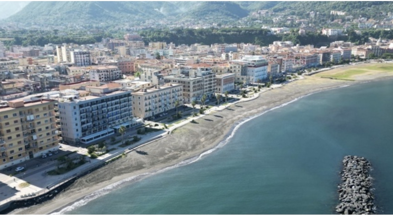 https://statics.cedscdn.it/photos/MED_HIGH/2026/08/16/9709790_16130443_prenota_casa_vacanze_alloggio_occupato_truffa_castellammare_di_stabia_napoli_oggi.jpg