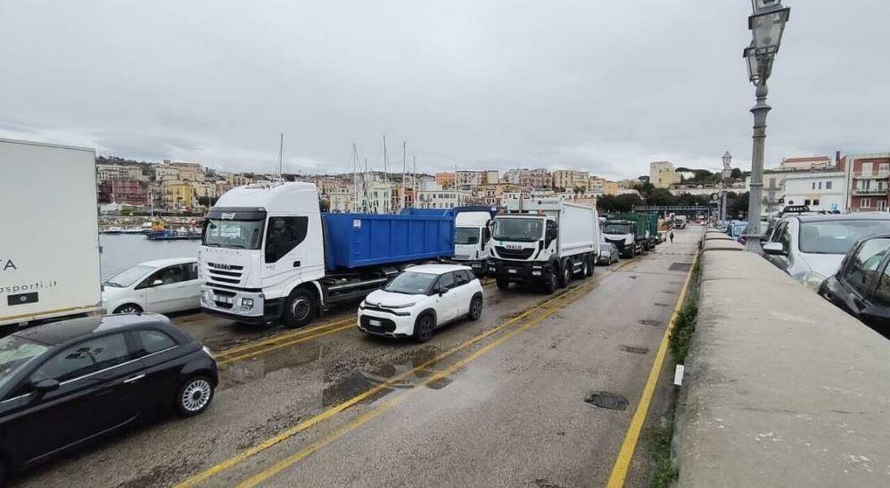 terremoto pozzuoli oltre 3300 sfollati e proteste degli autotrasportatori per il porto da Ilmattino.it terremoto pozzuoli oltre 3300 sfollati e proteste degli autotrasportatori per il porto