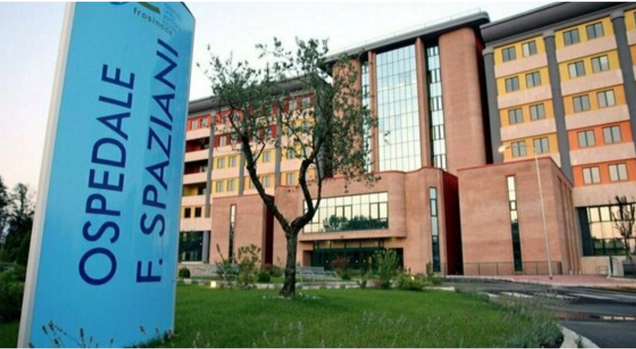 https://statics.cedscdn.it/photos/MED_HIGH/2026/08/16/9709806_16132302_medico_picchiato_paziente_ospedale_frosinone_oggi.jpg