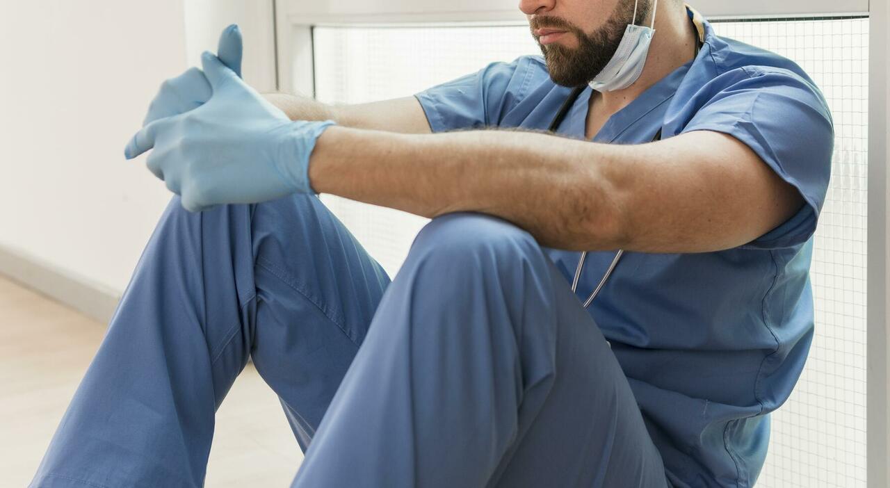 https://statics.cedscdn.it/photos/MED_HIGH/2026/08/16/9709821_16140032_male_nurse_wearing_surgical_gloves.jpg