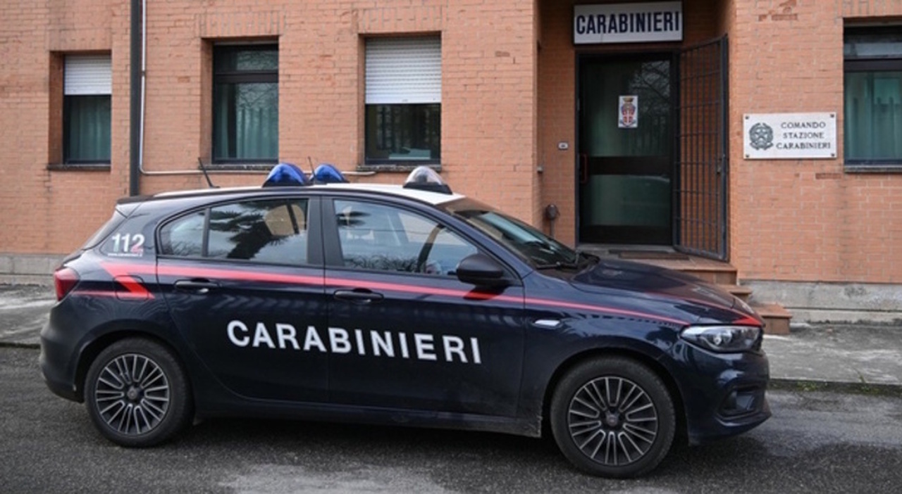 Un uomo con braccialetto elettronico accoltella un uomo davanti ai figli in un condominio
