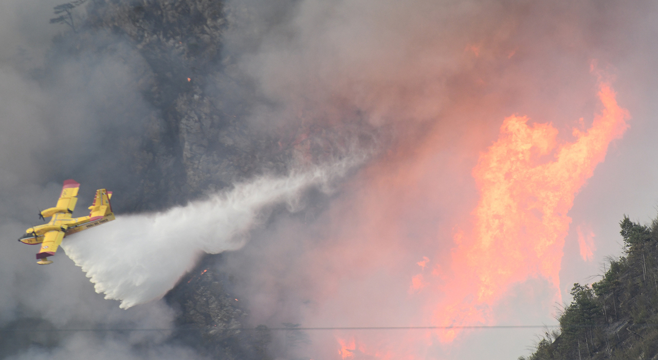 Incendio in Carnia, vigili del fuoco e volontari salvaguardano abitazioni e aziende agricole