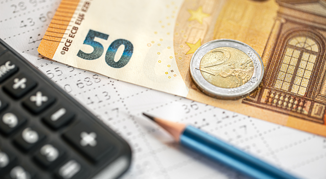 https://statics.cedscdn.it/photos/MED_HIGH/2026/08/17/9711108_17104120_calculator_money_pencil_closeup_blurred_background.jpg