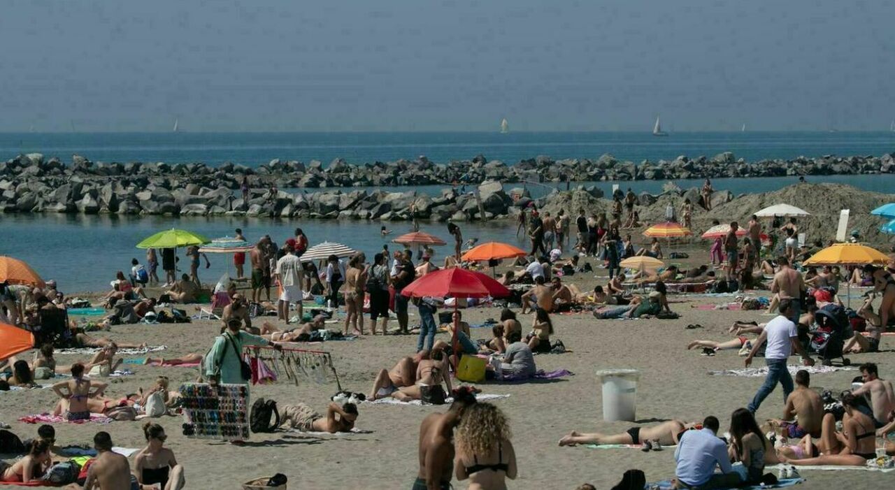 https://statics.cedscdn.it/photos/MED_HIGH/2026/08/17/9711117_17105751_spiaggia_ostia_pestaggio_molestie_bambini_foto_costume.jpg