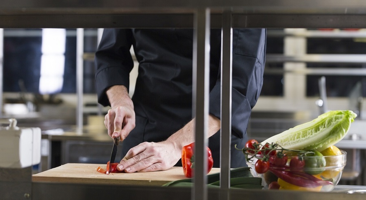 https://statics.cedscdn.it/photos/MED_HIGH/2026/08/18/9712708_18074715_chef_preparing_recipe.jpg