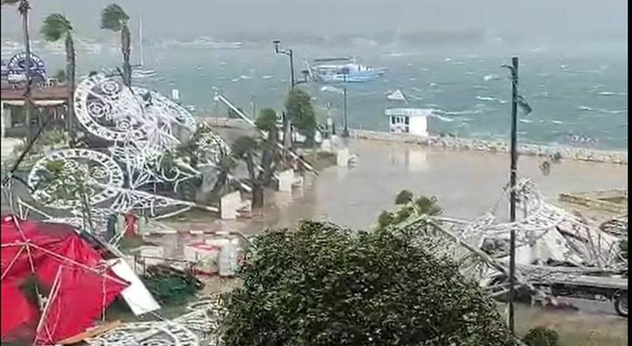 porto cesareo il vento danneggia le luminarie di santa cesarea a rischio laccensione video da Quotidianodipuglia.it porto cesareo il vento danneggia le luminarie di santa cesarea a rischio laccensione video
