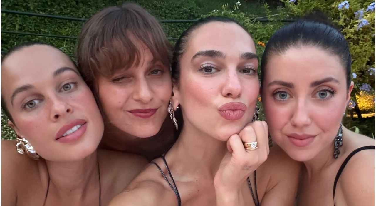 https://statics.cedscdn.it/photos/MED_HIGH/2026/08/18/9713062_18153936_dua_lipa_a_portofino.jpg