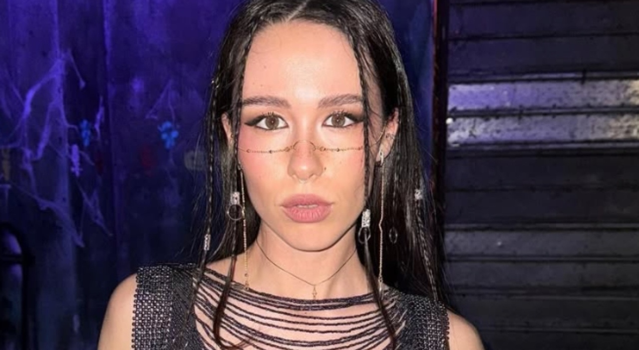 https://statics.cedscdn.it/photos/MED_HIGH/2026/08/18/9713065_18153755_aurora_ramazzotti_5.jpg