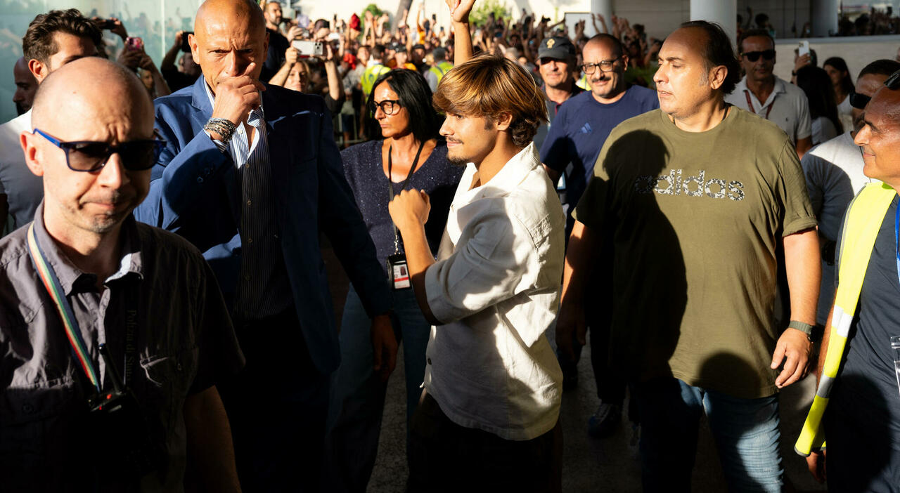 https://statics.cedscdn.it/photos/MED_HIGH/2026/08/18/9713293_18201012_roma_rodrigo_mora_ciampino_tifosi_video.jpg
