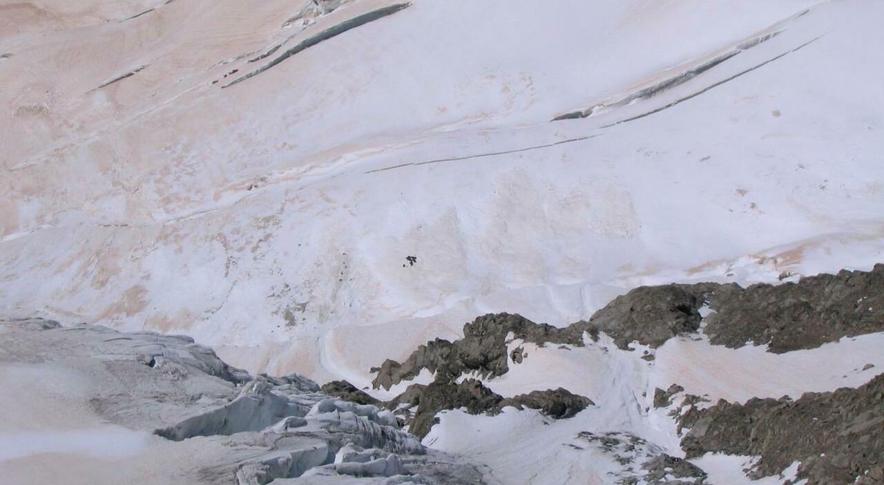 https://statics.cedscdn.it/photos/MED_HIGH/2026/08/19/9714842_19160119_alpinisti_scomparsi_ritrovati_dopo_30_anni_alpi_scioglimento_ghiacciai.jpg