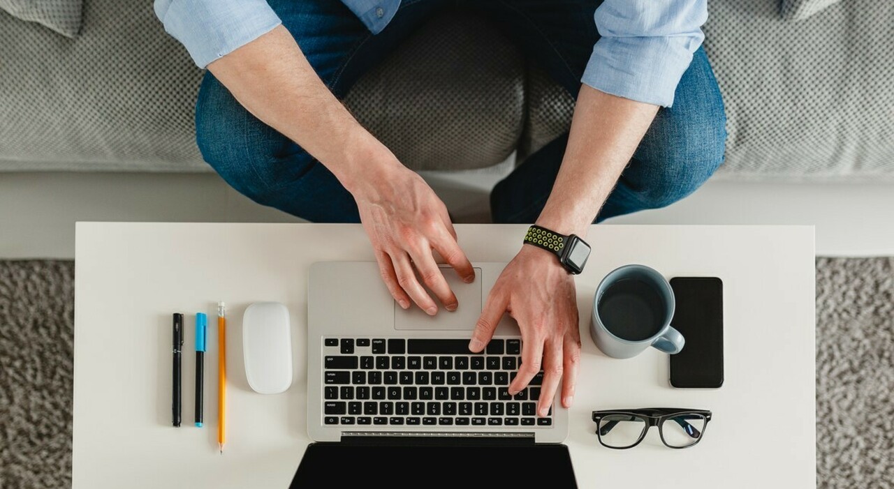 https://statics.cedscdn.it/photos/MED_HIGH/2026/08/19/9714848_19155307_lavoro_ufficio_smart_working_smartness_esempio_lavoratori_cosa_dicono.jpg