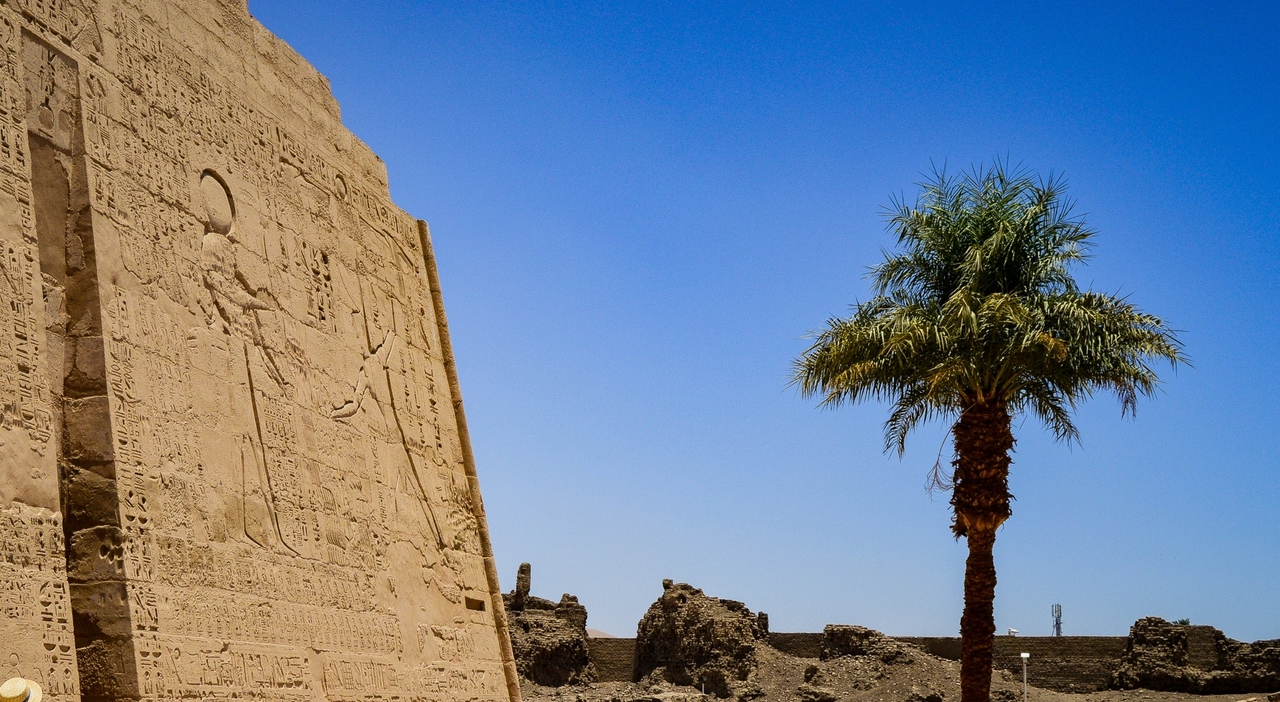https://statics.cedscdn.it/photos/MED_HIGH/2026/08/19/9714849_19155402_entra_nel_sito_archeologico_di_luxor_corrompendo_la_vigilanza_poi_posta_tutto_sui_social_blogger_a.jpg