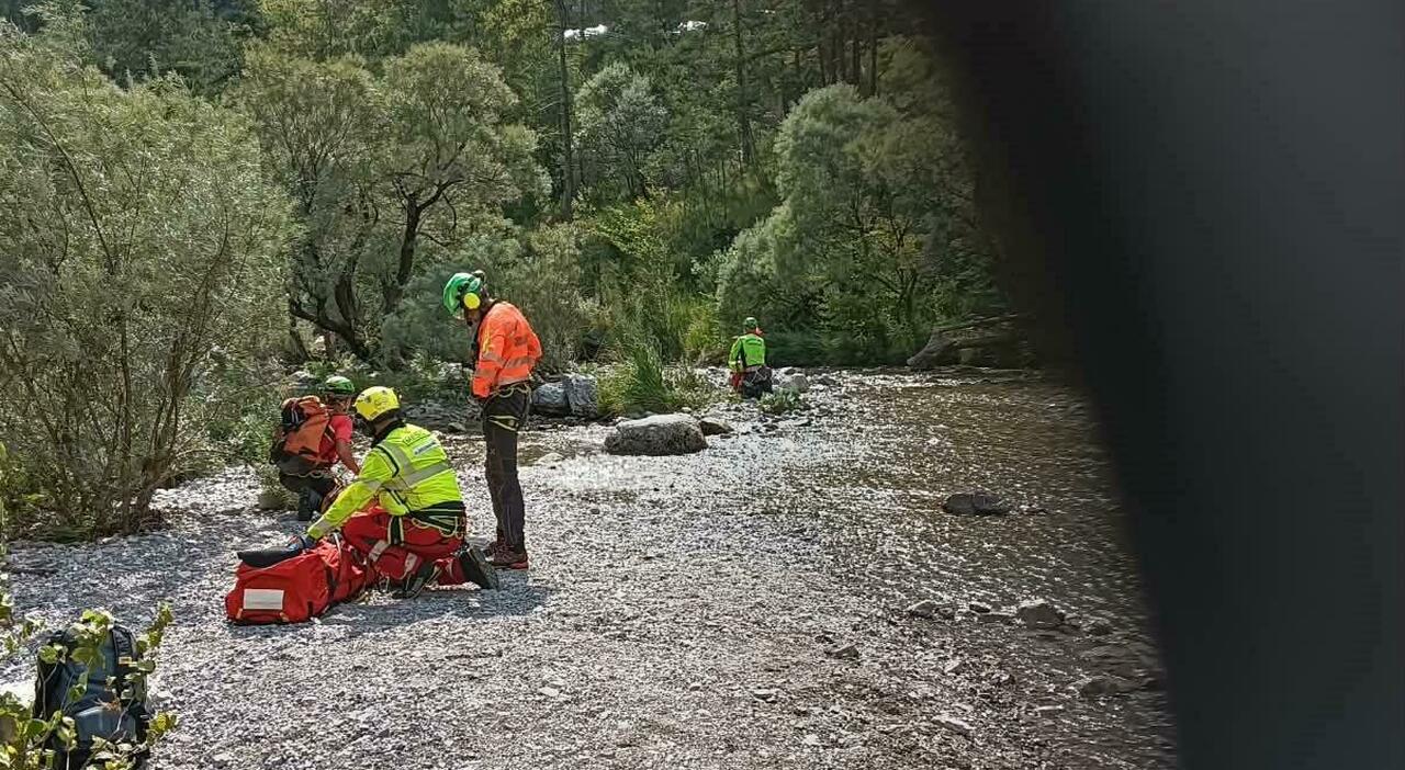 ragazzo di 17 anni si tuffa nel torrente ma scivola e sbatte la testa sulle rocce l amico coetaneo lo salva e chiama i soccorsi elitrasportato in ospedale
