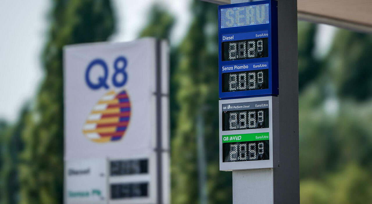 https://statics.cedscdn.it/photos/MED_HIGH/2026/08/19/9714913_19171535_benzina_diesel_3_euro_litro_cosa_succeede_prezzi_pieno_simulazione.jpg
