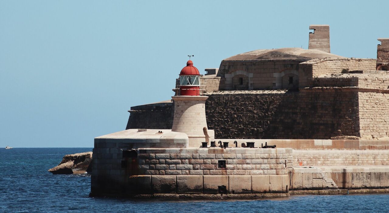 https://statics.cedscdn.it/photos/MED_HIGH/2026/08/19/9715148_19212441_malta_italiano_carcere_allarme_bomba_scuola_gruppo_764.jpg