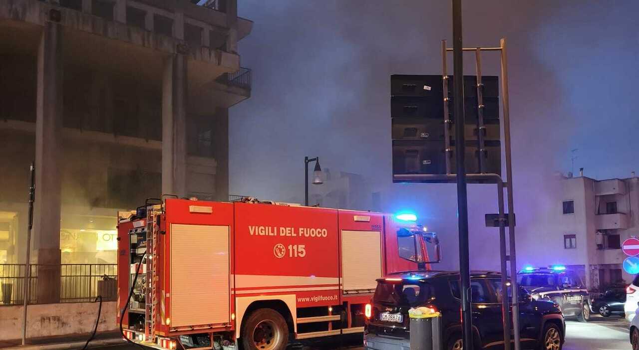 https://statics.cedscdn.it/photos/MED_HIGH/2026/08/19/9715164_19213248_ostuni_incendio_box_auto_fumo_paura_cosa_sappiamo.jpg