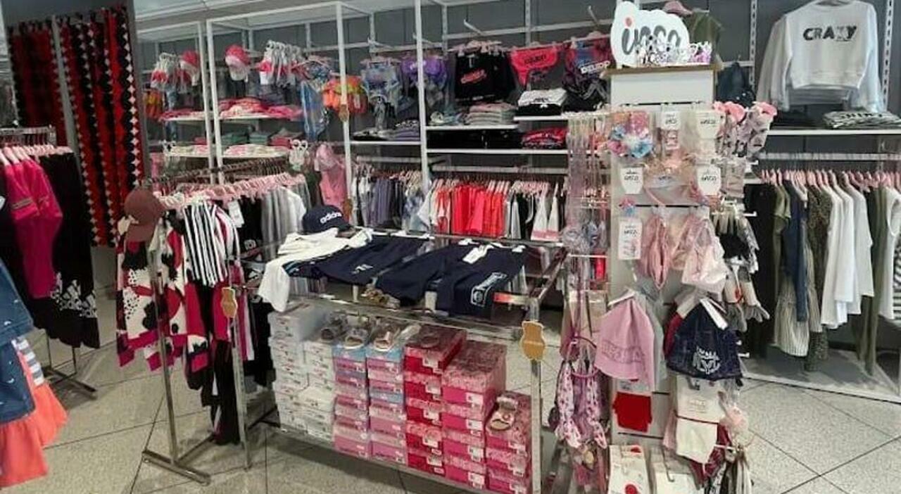 Donna con figlia osserva furto di vestito in negozio, titolare chiede restituzione in 24 ore