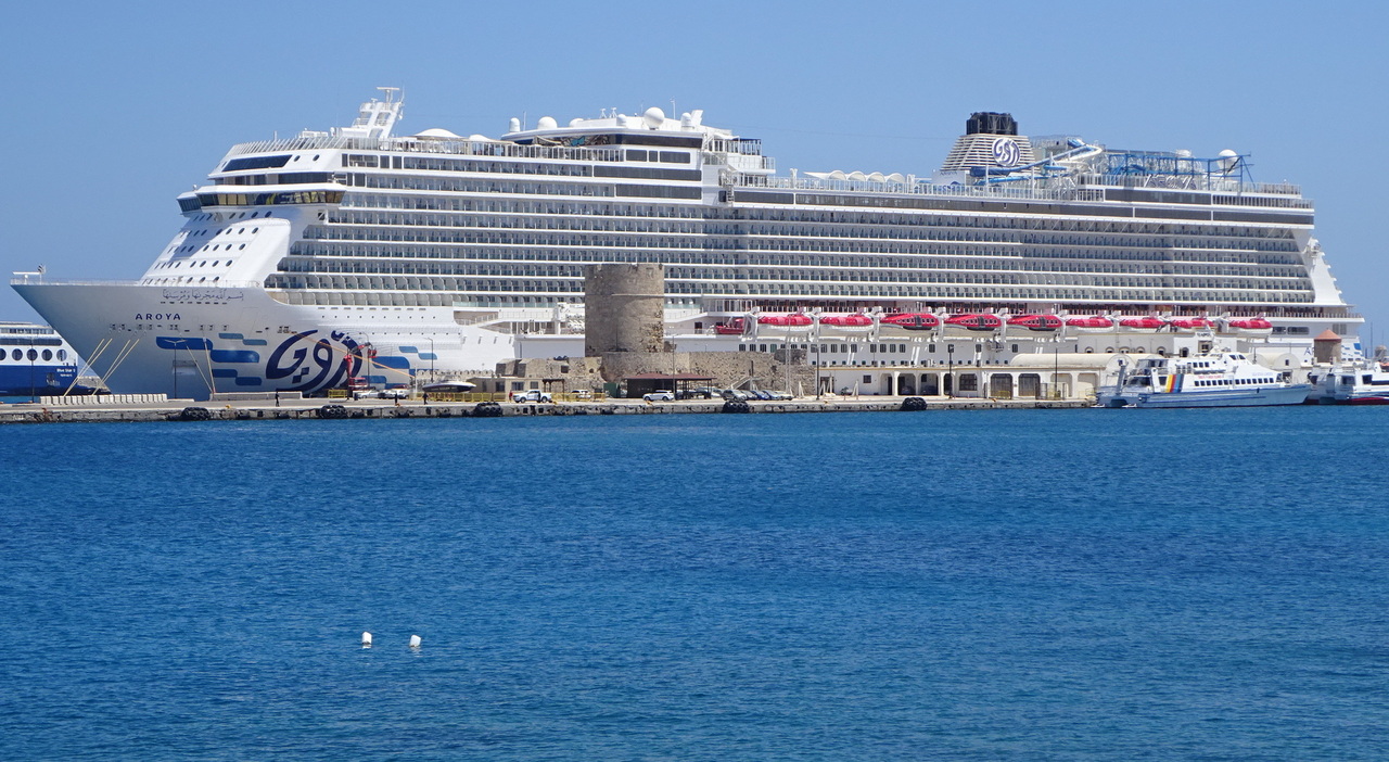 https://statics.cedscdn.it/photos/MED_HIGH/2026/08/20/9716796_20192706_aroya_cruises_giochi_mediterraneo_lusso_bordo.jpg