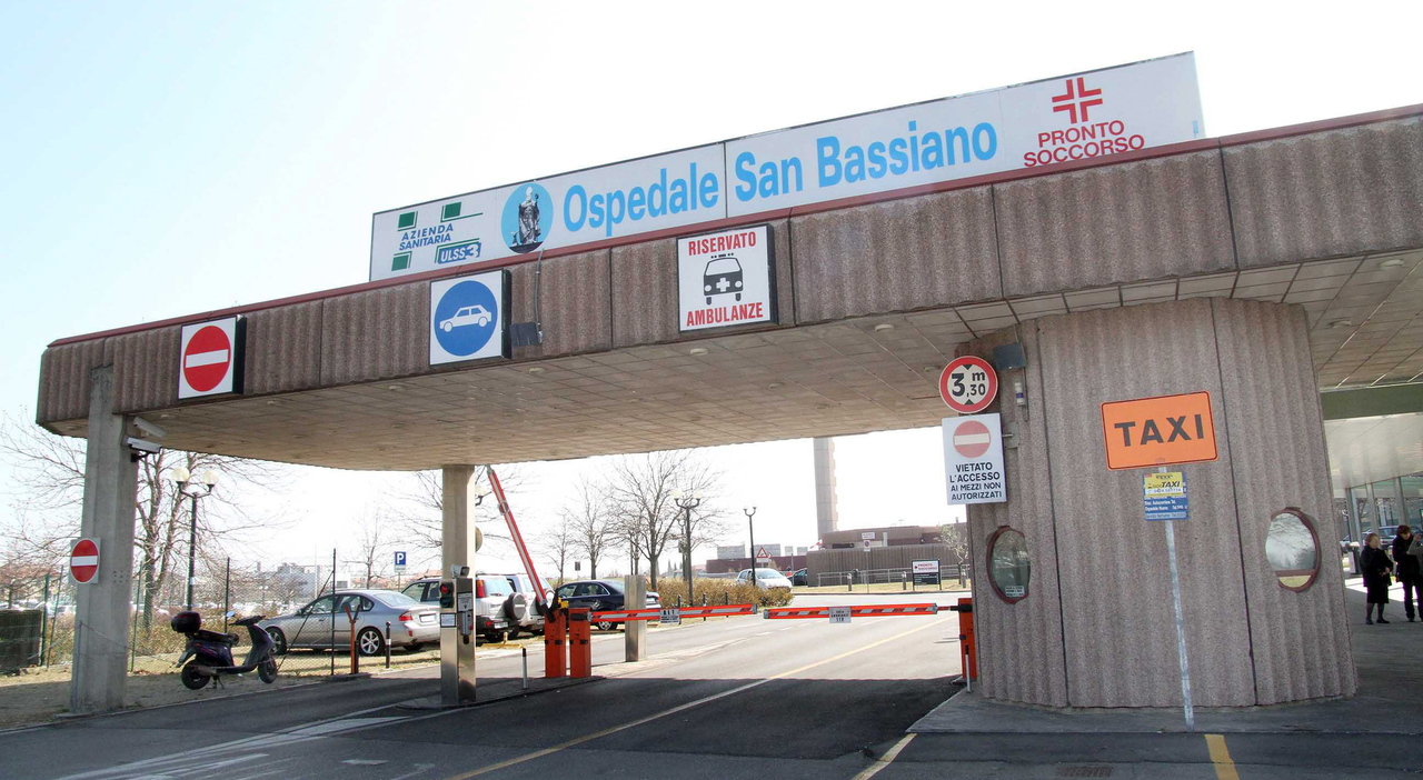 paziente d224 in escandescenze durante la visita e prende a pugni il medico l aggressione all ospedale san bassiano da Ilgazzettino.it paziente d224 in escandescenze durante la visita e prende a pugni il medico l aggressione all ospedale san bassiano