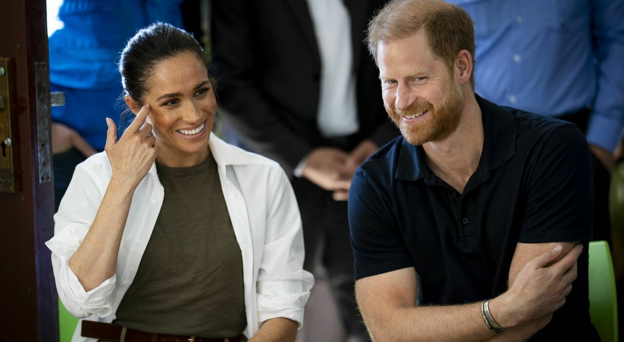 https://statics.cedscdn.it/photos/MED_HIGH/2026/08/21/9718337_21155522_harry_e_meghan_tornano_a_londra_spese_causa_daily_programma_tv_uk.jpg