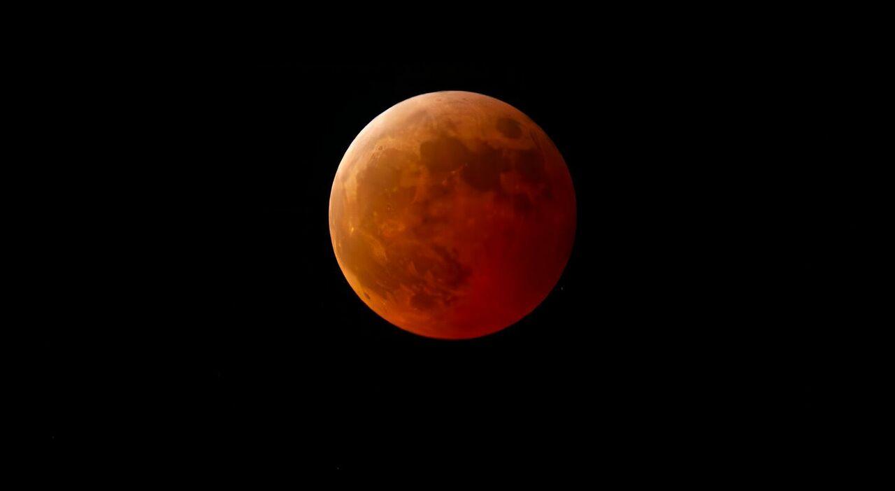 https://statics.cedscdn.it/photos/MED_HIGH/2026/08/21/9718528_21191803_eclissi_luna_rossa_orario_quando_vederla.jpg