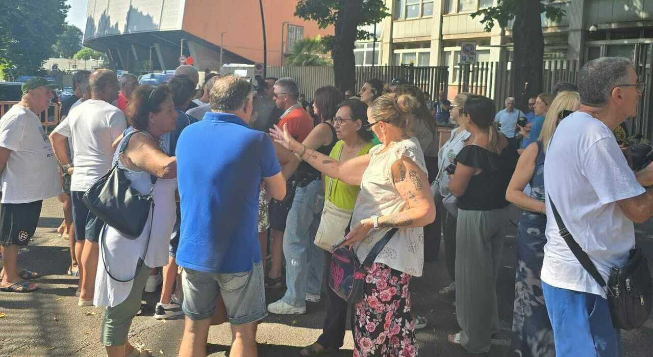 terremoto ai campi flegrei il sit in degli sfollati a fuorigrotta non si trovano case la politica intervenga da Ilmattino.it terremoto ai campi flegrei il sit in degli sfollati a fuorigrotta non si trovano case la politica intervenga